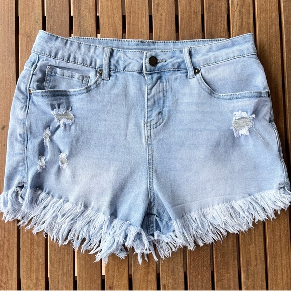Light Wash Distressed Denim Shorts with Cute Fringe ~Cute Wardrobe Basic ~Medium - Picture 1 of 11